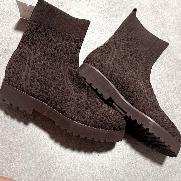 Andre Assous featherweights Brown Textured Ankle Boots - Picture 1 of 5